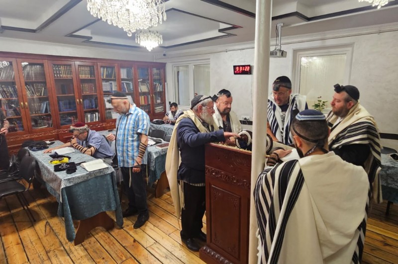 בעוד המלחמה בין רוסיה לאוקראינה ממשיכה: הקהילה היהודית בוויניצה בתפילת שחרית בבית הכנסת המקומי, עם השליח הרב שאול הורביץ
