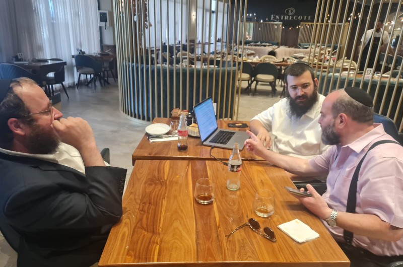 קובי אריאלי ואיש המדיה אהרן אוריאן עם שליח הרבי הרב שמואל וולף בהכנות לאירוע ג' תמוז של בית חב
