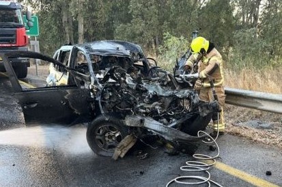 רכב בו נסעו גבר ואישה אתמול ספג פגיעה ישירה - ועלה באש. צוותי הצלה בזירה נאלצו לקבוע את מותם (צילום: כבאות והצלה)