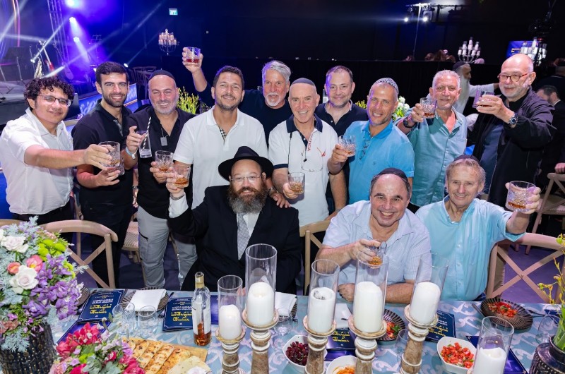 מחוברים לרבי ללא הפסקה: אלפי תל-אביביים התכנסו לערב מרגש