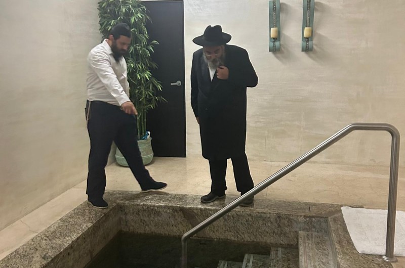 הגאון הרב מנחם ללום, דיין בוועד רבני ליובאוויטש בצרפת, סייר במקווה חב הגאון הרב מנחם ללום, דיין בוועד רבני ליובאוויטש בצרפת, סייר במקווה חב