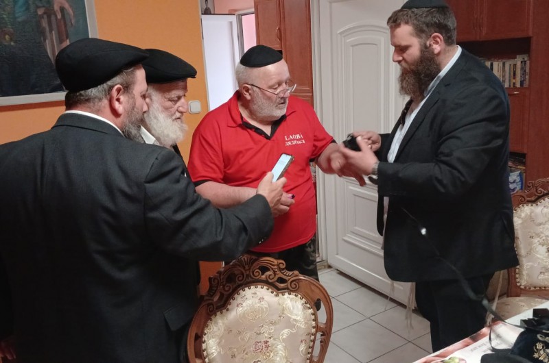 הניצוץ נחשף: הרב יוסי מורגנשטרן והרב דוד דרלי חצו את גבול אוקראינה והונגריה וגילו כי השומר יהודי. הם הפשילו לו שרוול ולראשונה הוא הניח תפילין בהתרגשות הניצוץ נחשף: הרב יוסי מורגנשטרן והרב דוד דרלי חצו את גבול אוקראינה והונגריה וגילו כי השומר יהודי. הם הפשילו לו שרוול ולראשונה הוא הניח תפילין בהתרגשות