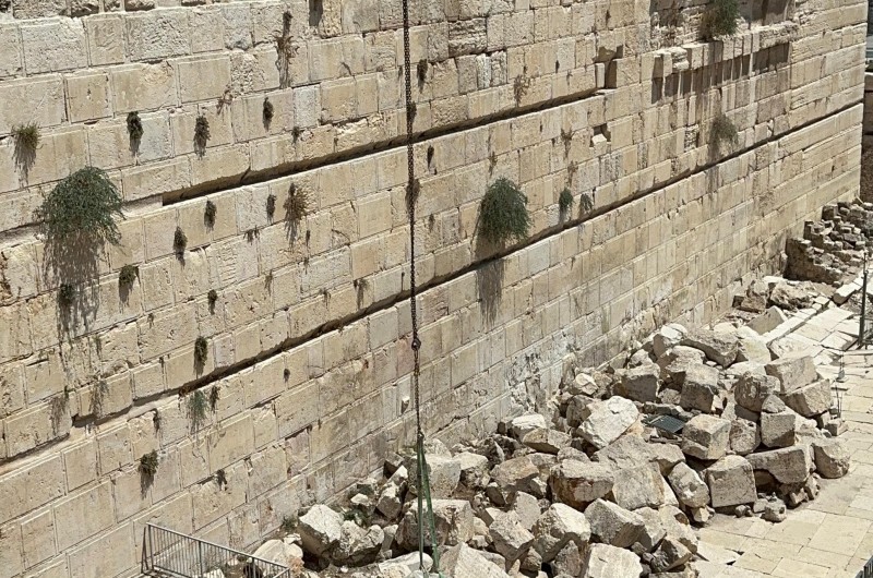 האבן שנפלה מהכותל במוצאי תשעה באב לפני שש שנים - נגנזה לצד אבני הכותל המערבי שנפלו בחורבן בית שני (צילום: הקרן למורשת הכותל המערבי) האבן שנפלה מהכותל במוצאי תשעה באב לפני שש שנים - נגנזה לצד אבני הכותל המערבי שנפלו בחורבן בית שני (צילום: הקרן למורשת הכותל המערבי)