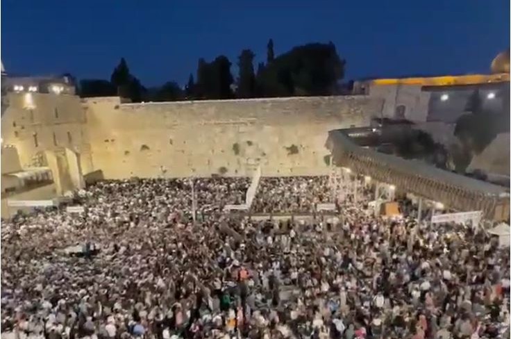 רבבות מתפללים פקדו את הכותל המערבי בצום תשעה באב 