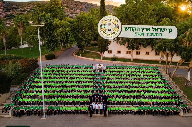 כמיטב המסורת נעמדו מאות החיילים לצילום התמונה הכללית בקעמפ 'גן ישראל ארץ הקודש'. את התחושה המיוחדת אי אפשר להעביר, גם לא בתמונה ששווה יותר מאלף מילים. צילום: חיים טויטו