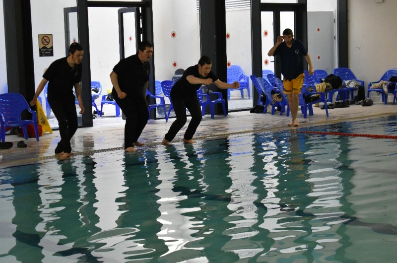 התחברו לרבי: מלחמת התקשרות בקעמפ 'גן ישראל' באלעד