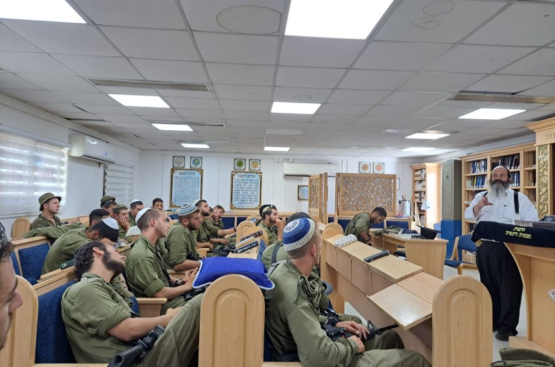 הרב שלום מרדכי רובשקין בשיחת חסידות לחיילי פלוגת תומר בגבעתי