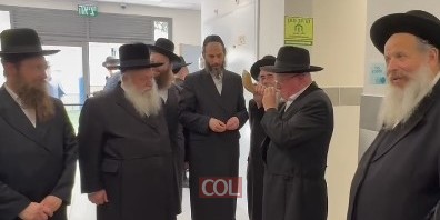 רב העיר קרית גת הרב משה הבלין בתקיעת שופר בחנוכת הבית לסמינר גור שנערך במעמד שר הבינוי והשיכון, הרב יצחק גולדקנופף, הגרב