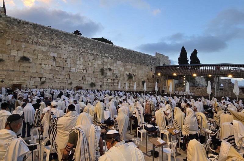 בראש חודש אלול: עמך בית ישראל מכל רחבי הארץ הגיעו לשריד בית המקדש - הכותל המערבי לתפילה בנץ החמה