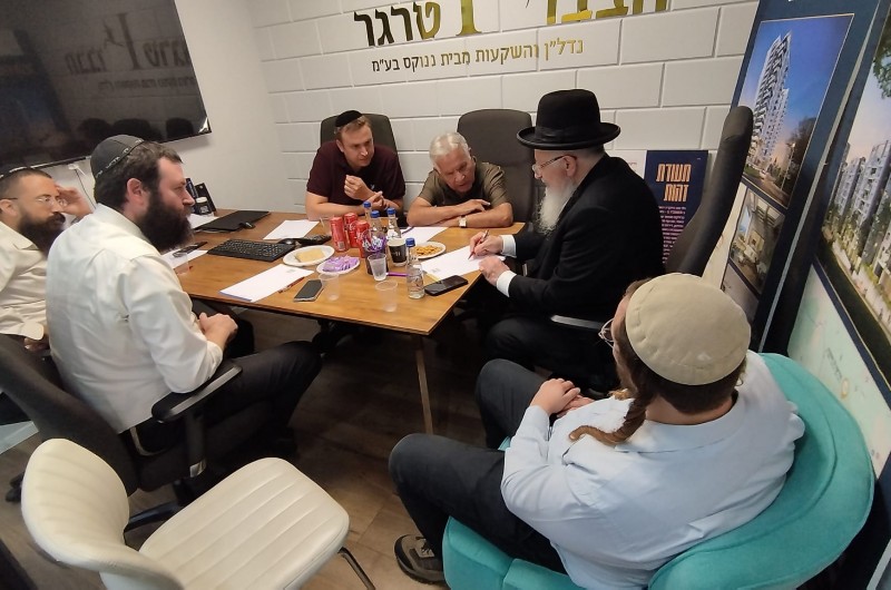 הרב שמואל אליהו, רבה הראשי של צפת ודמות בולטת בציבור הדתי-לאומי, נפגש עם קבוצת הנדל