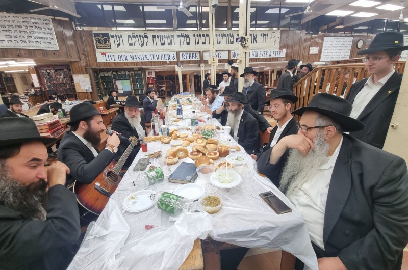 האמן החסידי ר' ברק גרוסברג התוועד אמש בסיום הרמב האמן החסידי ר' ברק גרוסברג התוועד אמש בסיום הרמב