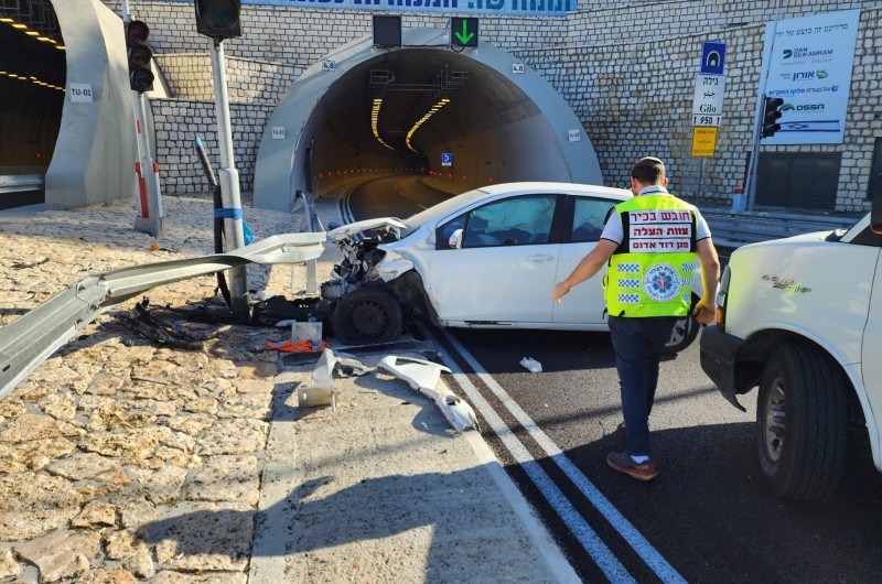 נוצרו עומסי תנועה כבדים באזור: תאונה עצמית בכביש המנהרות בין גוש עציון לירושלים, רכב התנגש במעקה בכניסה למנהרה הארוכה לכיוון עיר הבירה (צילום: דוברות מד