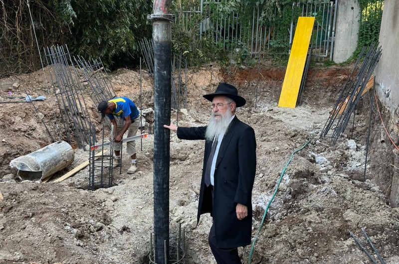 יוצקים קדושה: הרב אברהם חזן שליח הרבי ורב שכונות נוה נוף וגני אביב בלוד עוקב אחר תחילת עבודות הבנייה של מקווה טהרה בבית חב״ד שערי עליה בשכונת נוה נוף.