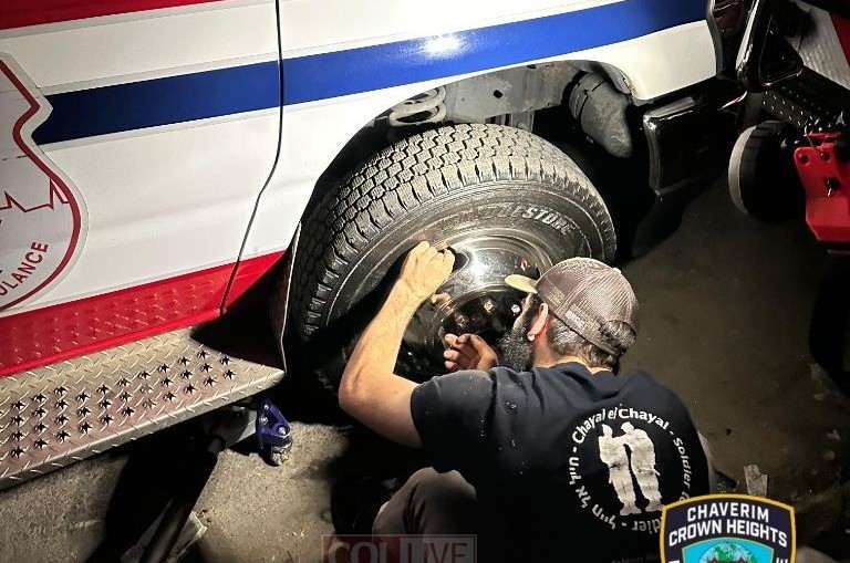 עוזרים למסייעים: מתנדבי ארגון 'חברים' בקראון הייטס מתקנים פנצ'ר בגלגל האמבולנס של 'הצלה' - בדרכו להעניק שירות מציל חיים בשכונה