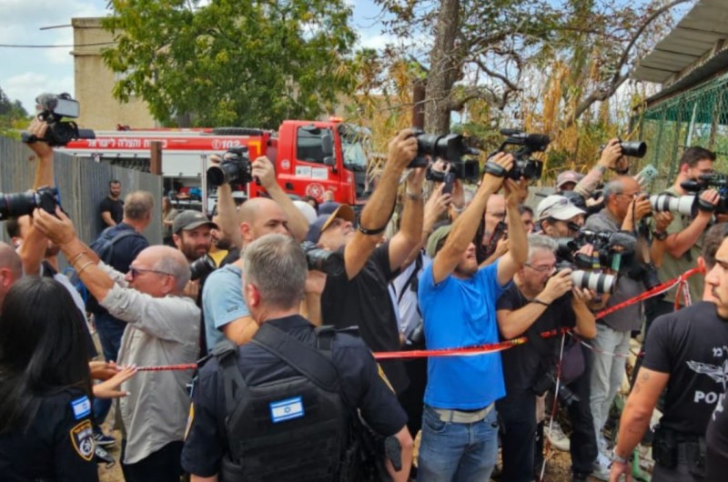 עשרות כתבים וצלמים מכלי תקשורת מהארץ והעולם מסקרים את הנפילה של הטיל ששוגר מעזה ונפל בכפר חב