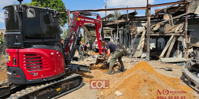 חבלני משטרה אוספים את שברי הרקטה שפגעה הבוקר בכפר חב