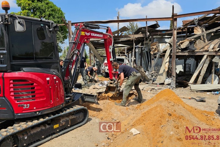 חבלני משטרה אוספים את שברי הרקטה שפגעה הבוקר בכפר חב