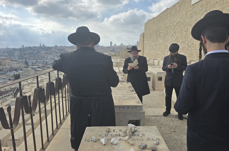 בני משפחה ומקורבים בקברו של הגה