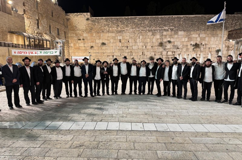 לחבר הלבבות לקראת יום כיפורים: עשרות אנשי ההוראה וההנהלה בצוות תלמוד תורה 'ליובאוויטש' לוד, יצאו לערב גיבוש מיוחד בירושלים, כאשר השיא - ביקור בכותל המערבי לחבר הלבבות לקראת יום כיפורים: עשרות אנשי ההוראה וההנהלה בצוות תלמוד תורה 'ליובאוויטש' לוד, יצאו לערב גיבוש מיוחד בירושלים, כאשר השיא - ביקור בכותל המערבי
