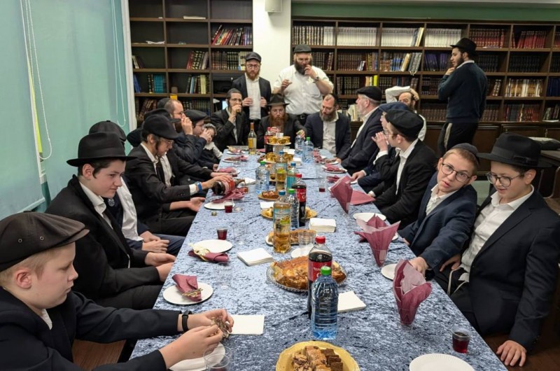 חודשיים טרם הבר-מצווה: בבית הכנסת שב'חדר מנחם' במוסקבה חגגו את טקס הנחת תפילין לבן המחנך הרב ישעיה גרוס, ביחד עם חבריו לספסל הלימודים