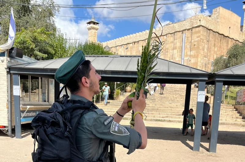 מול מקום קבורת האבות הקדושים: שלוחי חב