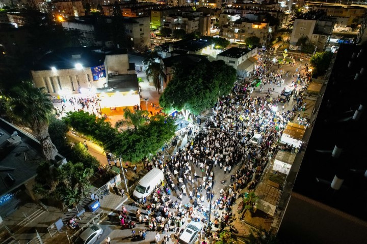 בתיעוד מהרחפן: שמחת בית השואבה הגדולה בקרית מלאכי