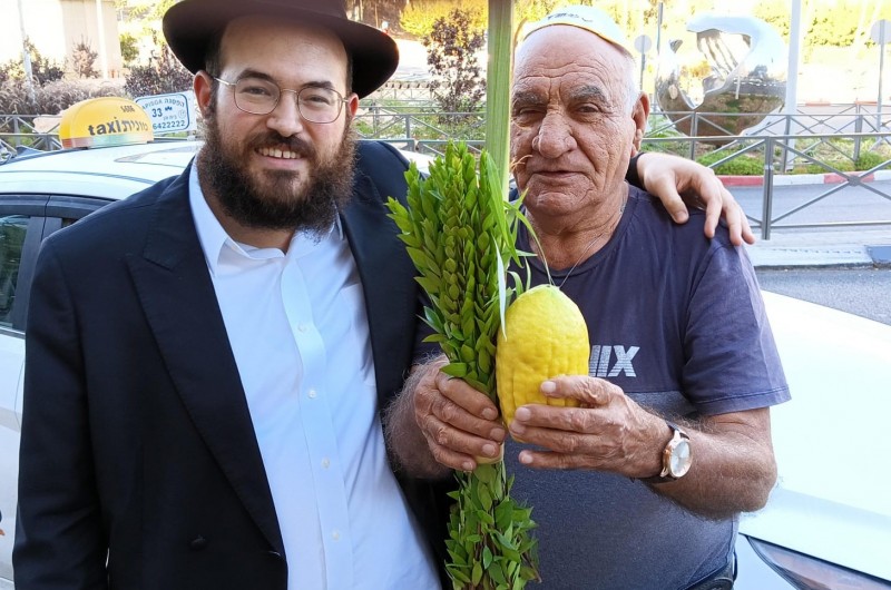 גם נהגי המוניות שמסיעים את החולים למרכז הרפואי 'שערי צדק' בירושלים נוטלים ארבעת המינים ע