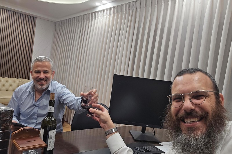 רגע לפני תכנית 'הפטריוטים' בערוץ 14 עצר המגיש ינון מגל בבית חב רגע לפני תכנית 'הפטריוטים' בערוץ 14 עצר המגיש ינון מגל בבית חב