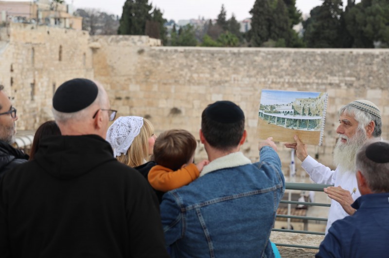 בן שפירו שליווה את טראמפ ב'אוהל' התפלל בכותל המערבי