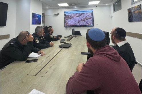 חברי ועד הקהילה בביתר, הרב לוי לרר, הרב לוי טננבוים והרב בועז בק, בהיערכות עם המשטרה לקראת 