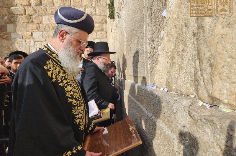 לאחר הכתרתו הגיע הראשון לציון והרב הראשי לישראל הרה