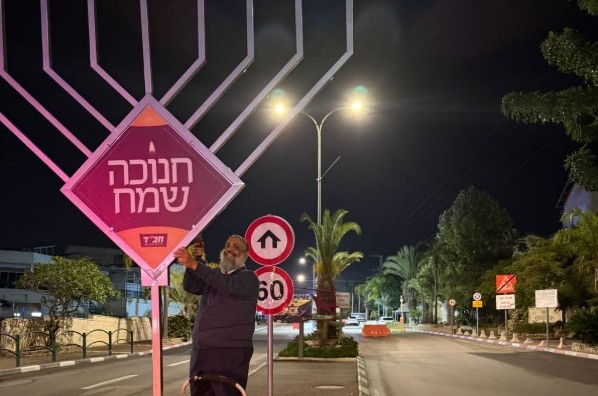 לקראת חג חנוכה מחר בערב: השליח בחשמונאים הרב ברק כוכבי מקים את החנוכיה בכניסה ליישוב