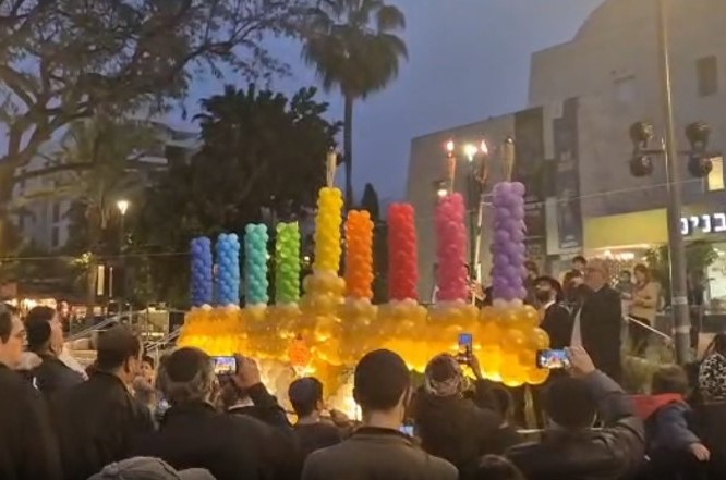 רעננה: חנוכיית ענק מבלונים האירה את החג במרחב הציבורי רעננה: חנוכיית ענק מבלונים האירה את החג במרחב הציבורי