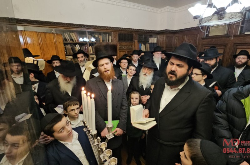 האור של 'בית חיינו': הרב מנדי קוטלרסקי התכבד להדליק את החנוכייה בחדר של הרבי ב-770 שבניו יורק, עם צאת השבת (צילום: מאיר דהן)