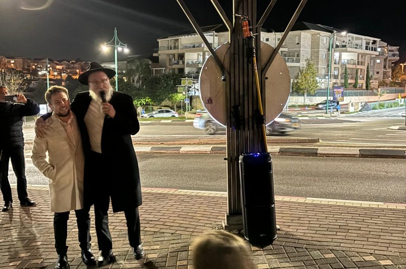 הדלקה בחנוכייה המרכזית ביקנעם בראשות השליח הרב נעם דקל, יחד עם סגן ראש העיר הדלקה בחנוכייה המרכזית ביקנעם בראשות השליח הרב נעם דקל, יחד עם סגן ראש העיר