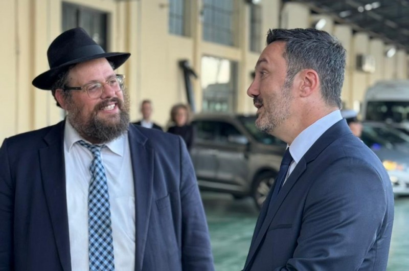 שר ההגנה הארגנטינאי בהדלקת חנוכייה על הספינה הצבאית שר ההגנה הארגנטינאי בהדלקת חנוכייה על הספינה הצבאית