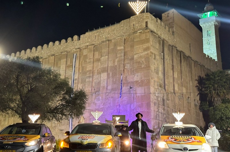 תהלוכת האור לחברון נחתמה במוצאי שבת במערת המכפלה, בארגון הרב יוני עטיה, השליח במערת המכפלה תהלוכת האור לחברון נחתמה במוצאי שבת במערת המכפלה, בארגון הרב יוני עטיה, השליח במערת המכפלה