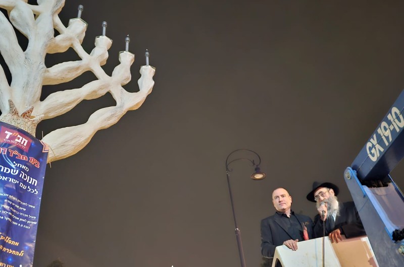בחנוכיית הענק בלב רחובות: ההדלקה של ראש העיר עם חב בחנוכיית הענק בלב רחובות: ההדלקה של ראש העיר עם חב