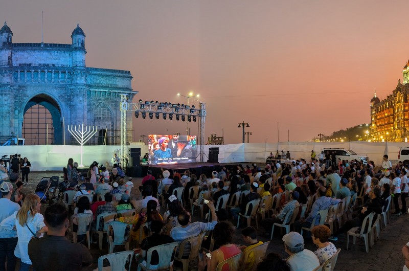 האור שוב דולק במומבאי: המונים בהדלקה ב האור שוב דולק במומבאי: המונים בהדלקה ב