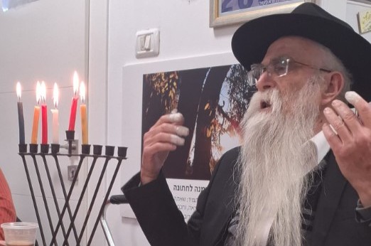 הרב יוסף הרטמן הדליק אמש נר חמישי במועדון ויצ