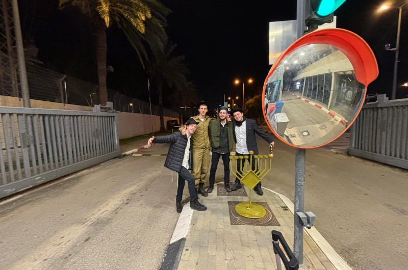 הבחורים מישיבת תומכי תמימים ביתר יצאו למבצע חנוכה בבסיסי צה הבחורים מישיבת תומכי תמימים ביתר יצאו למבצע חנוכה בבסיסי צה