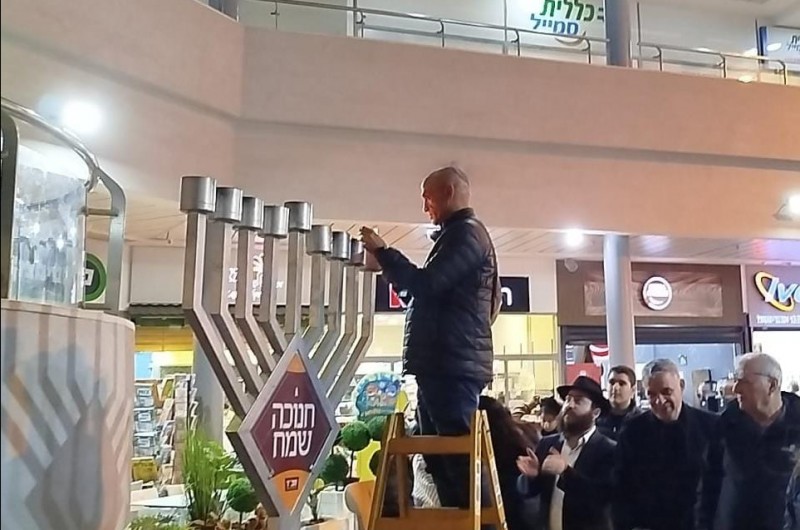 הדלקת נרות חנוכה לע