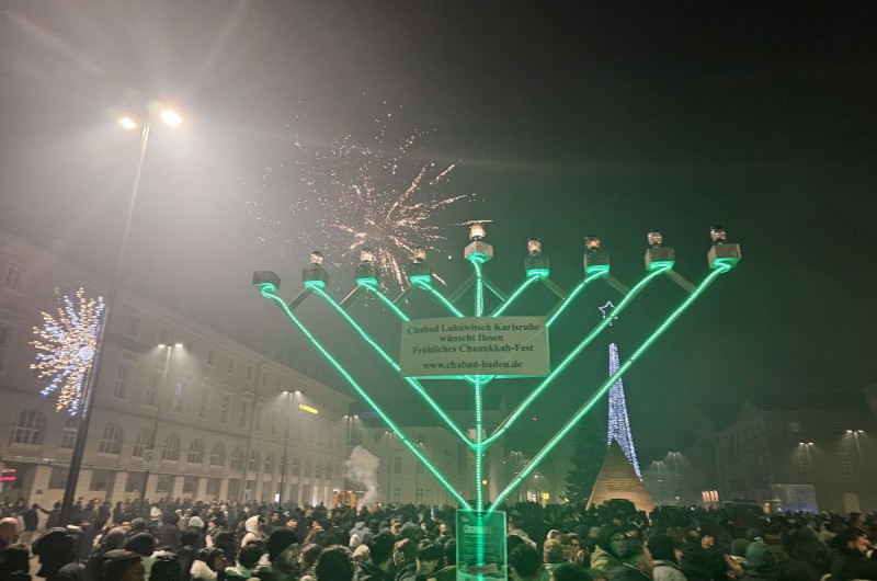 אל מול הזיקוקין ותפאורת חגם: קידוש השם בהדלקת החנוכייה במרכז העיר קרלסרוהה שבגרמניה, ע אל מול הזיקוקין ותפאורת חגם: קידוש השם בהדלקת החנוכייה במרכז העיר קרלסרוהה שבגרמניה, ע