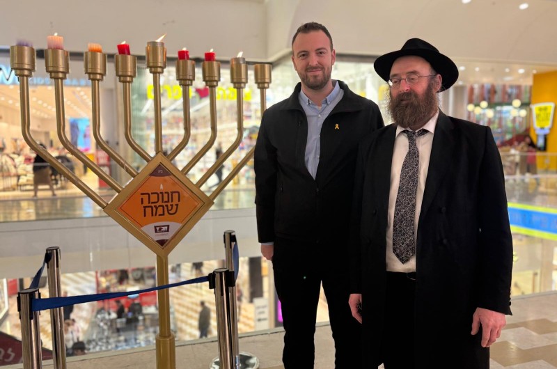הניצוץ נדלק: סגן ראש עיריית מודיעין מ'יש עתיד' - אורי גרינפלד, השתתף בהדלקת החנוכייה של בית חב