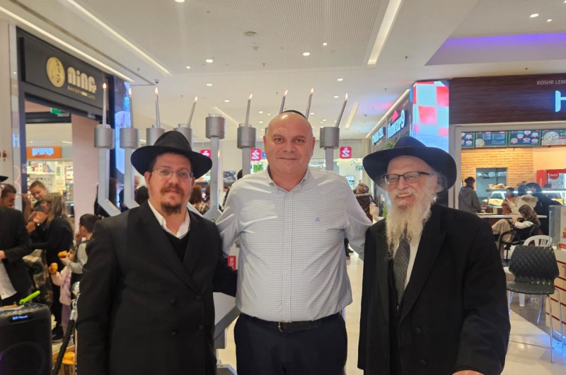 מאות מתושבי טבריה השתתפו בהדלקת חנוכייה בקניון ביג פאשן יחד עם ראש העיר יוסי נבעה, השליח הראשי - הרב יוסף קרמר וראש ישיבת חב מאות מתושבי טבריה השתתפו בהדלקת חנוכייה בקניון ביג פאשן יחד עם ראש העיר יוסי נבעה, השליח הראשי - הרב יוסף קרמר וראש ישיבת חב