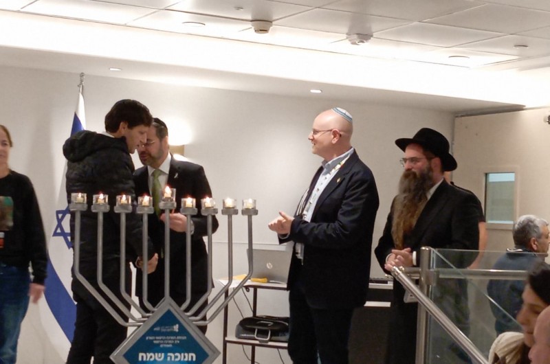 שר הבריאות - אוריאל בוסו, רבה של פתח תקווה - הרב מיכה הלוי, ראש העיר - רמי גרינברג, בני משפחת החטופה ענבר היימן הי