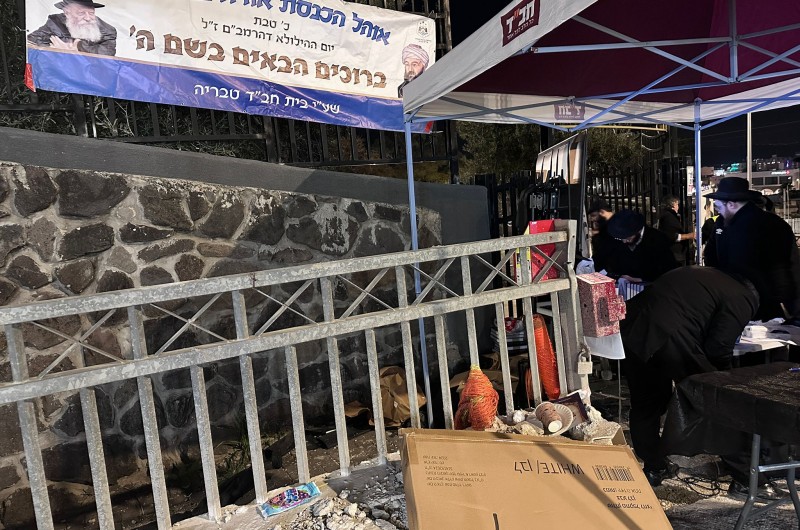 ההילולא של הרמב״ם: ביום ההילולא בכ׳ טבת, בית חב״ד טבריה בראשות השליח הרב יוסף קרמר, מפעיל ארוחות וסיוע למתפללים על יד ציונו של הרמב״ם ההילולא של הרמב״ם: ביום ההילולא בכ׳ טבת, בית חב״ד טבריה בראשות השליח הרב יוסף קרמר, מפעיל ארוחות וסיוע למתפללים על יד ציונו של הרמב״ם