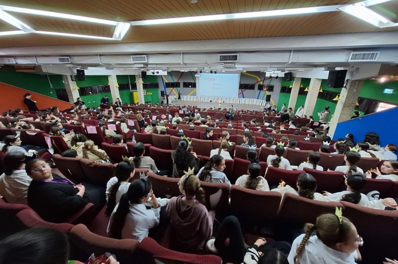 גוט שבת 'בת מלך': בשעה זו מתכנסות 1,300 חניכות ומדריכות בת מלך של כיתות ז'-ח' מכל רחבי הארץ לשבתות מלאות התקשרות, שמחה וחסידות. צילומים: שניאור שיף, לוי סגל גוט שבת 'בת מלך': בשעה זו מתכנסות 1,300 חניכות ומדריכות בת מלך של כיתות ז'-ח' מכל רחבי הארץ לשבתות מלאות התקשרות, שמחה וחסידות. צילומים: שניאור שיף, לוי סגל