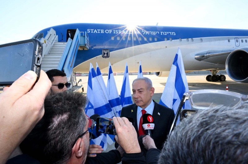 נתניהו עלה למטוס: נתניהו עלה למטוס: