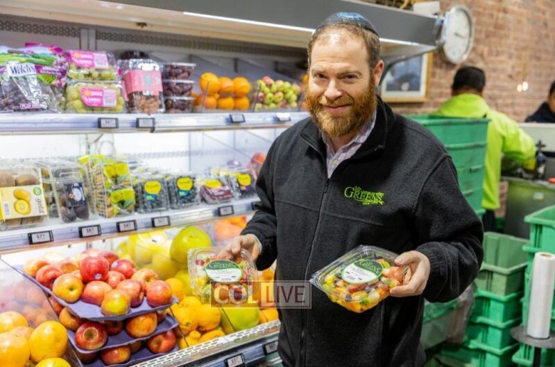 נשתבח בהן ארץ ישראל? ר' שלומי קליין הבעלים של חנות הפירות-ירקות מיסטר גרין בקראון הייטס, מציג את מרכולתו לרגל ט